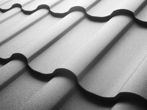 De ce unii aleg șindrilă, iar alții merg pe țiglă metalică pentru acoperiș?