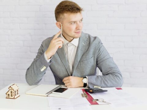 Află cum reacționează portofoliul tău când economia încetinește. Înțelegi psihologia pierderii și cum construiești un pl